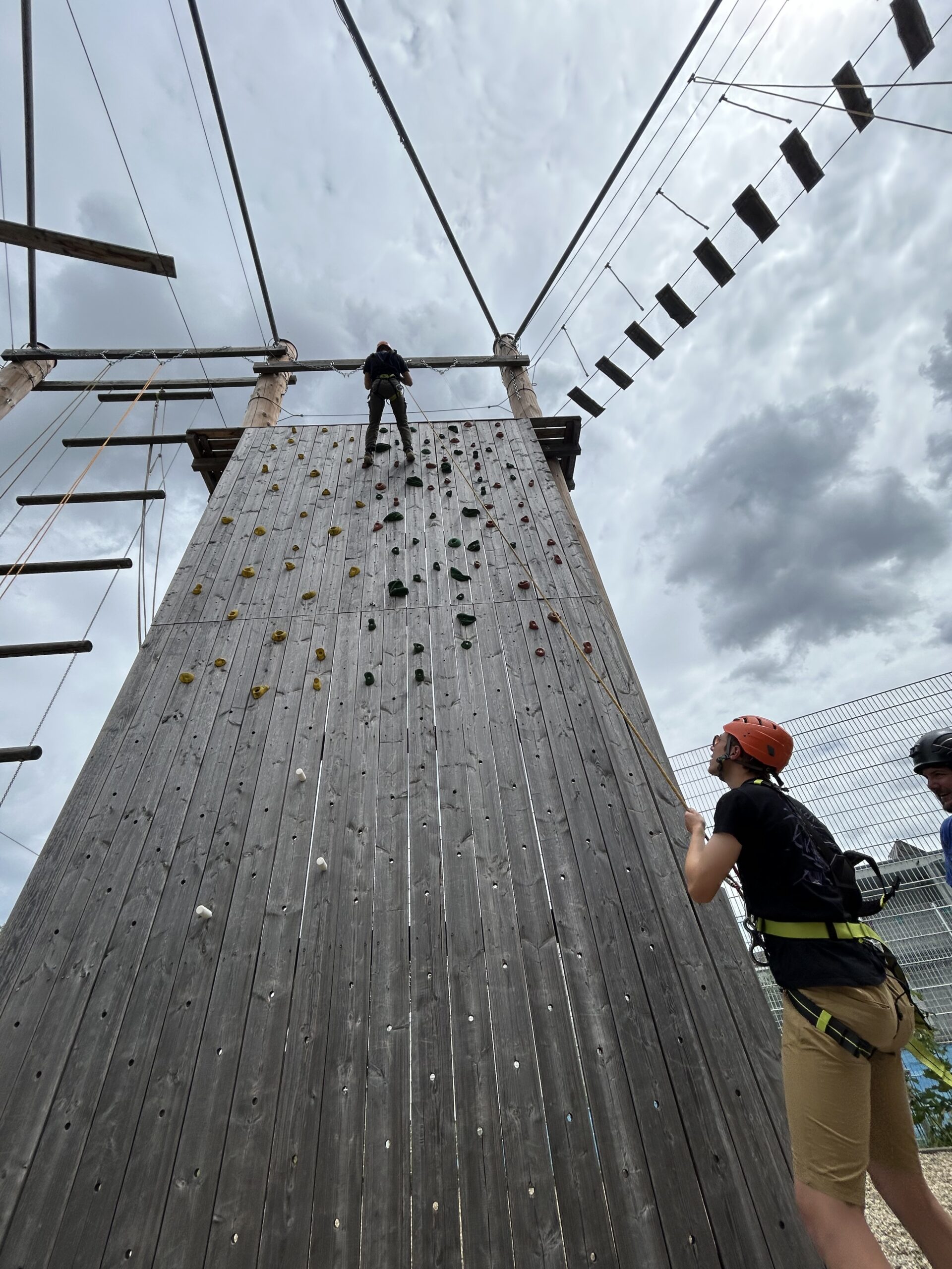 Rettungstraining und Erfahrungsaustausch im Hochseilgarten des evki